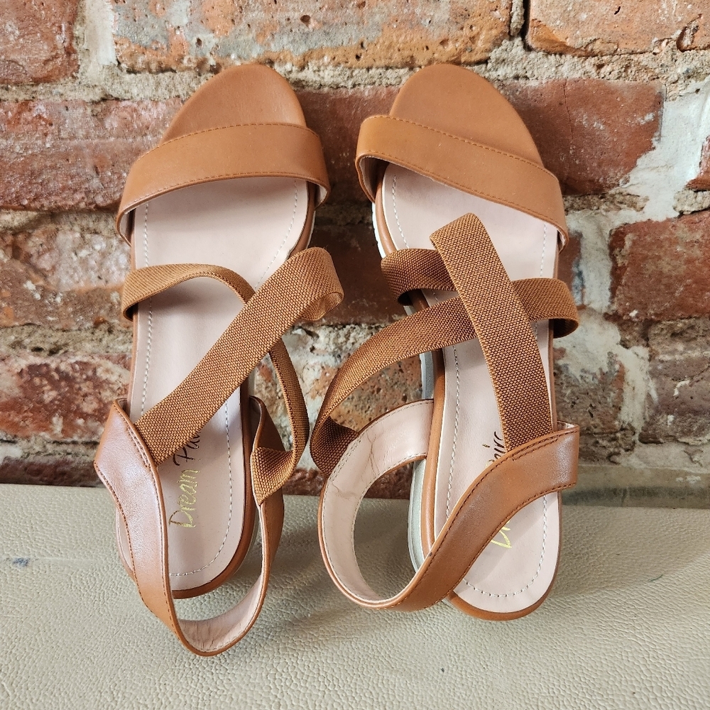 Wedge sandals in caramel with elastic closure